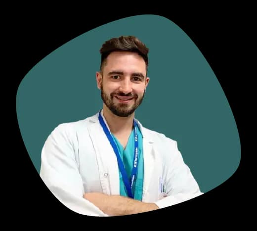 Imagen del Dr. Alfaro, cirujano y traumatólogo de la mano